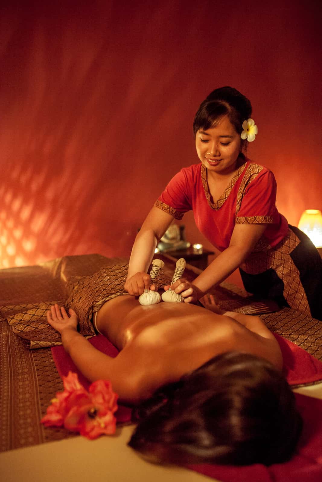 Tajski masaż stemplami ziołowymi, z racji wykorzystania leczniczych ziół, jest szczególnie polecany przy walce ze stanami zapalnymi.
